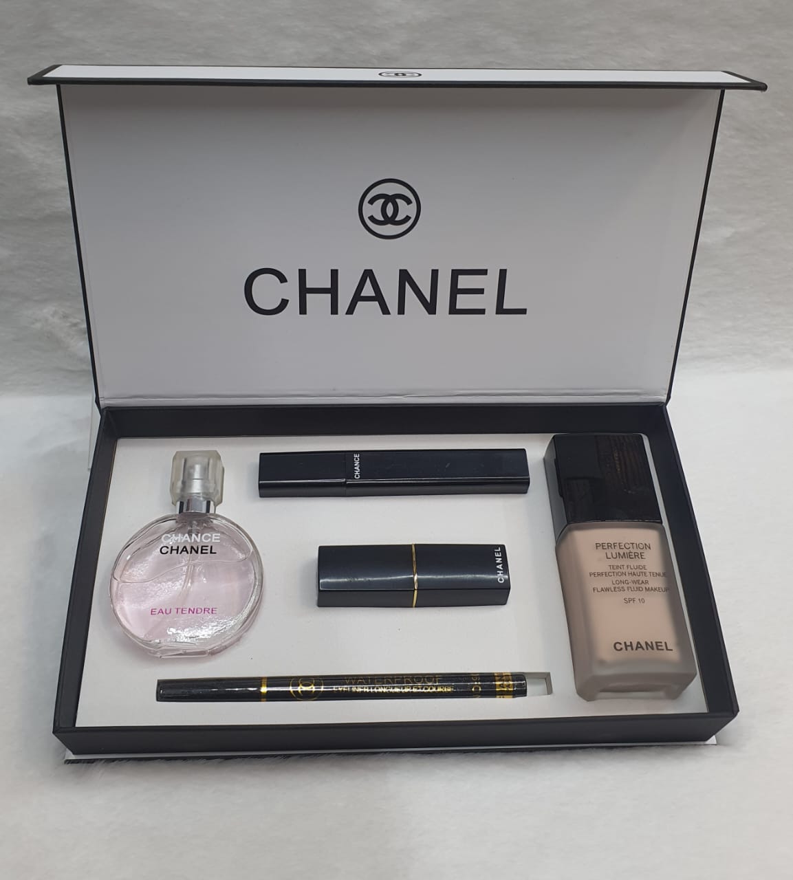 CHANEL + COSMETIC GIFT SET